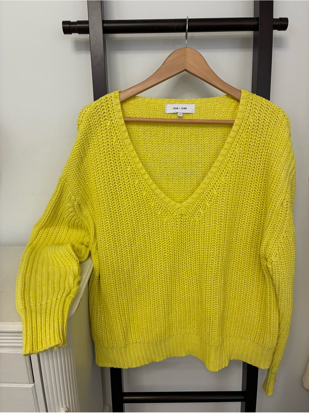 John + Jenn bright Yellow V-Neck Chunky Knit Sweater. Fun colour. Boxy style. L